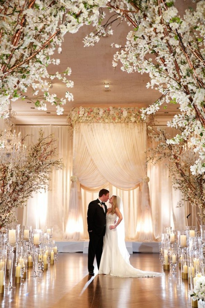 decoration-evenementielle-mariage-avec-branches-fleuris-en-blanc-idee-deco-mariage-pas-cher