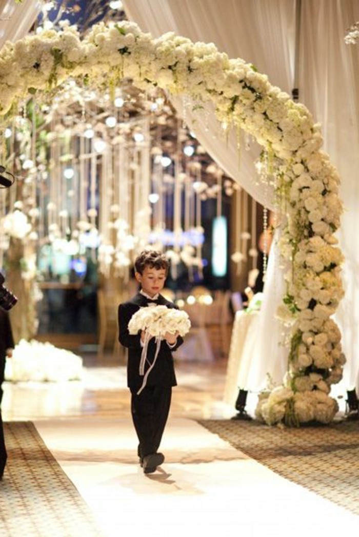 decoration-evenementielle-mariage-decoration-salle-de-mariage-arche-de-mariage-en-fleurs-blanches