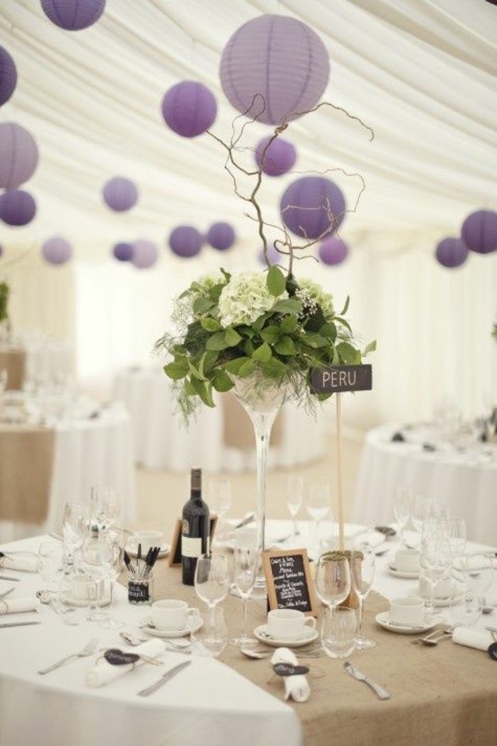 decoration-evenementielle-mariage-decoration-salle-de-mariage-avec-drape-balnc-et-boules-chnoises-violettes