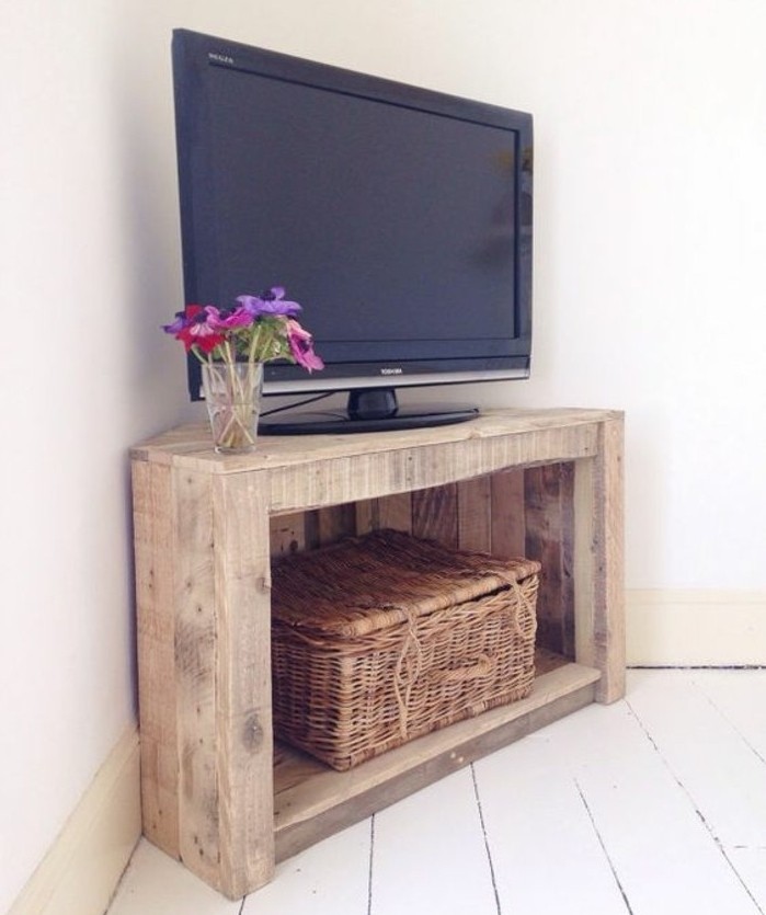 diy-meuble-tv-minimaliste-qui-va-ajouter-une-touche-rustique-a-la-deco-de-votre-salon