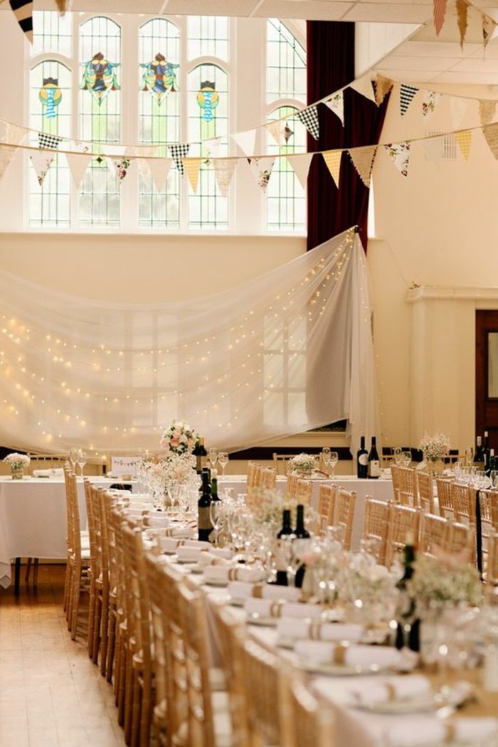 drape-plafond-mariage-en-blanc-deco-mariage-avec-guirlande-luminseuse-tables-rectangulaires-grandes