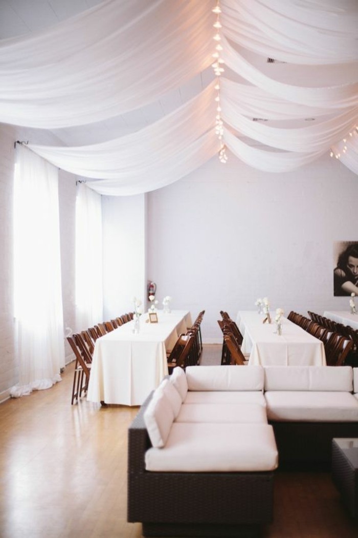 drape-plafond-mariage-en-blanc-deco-table-mariage-idee-originale-pour-salle-de-mariage