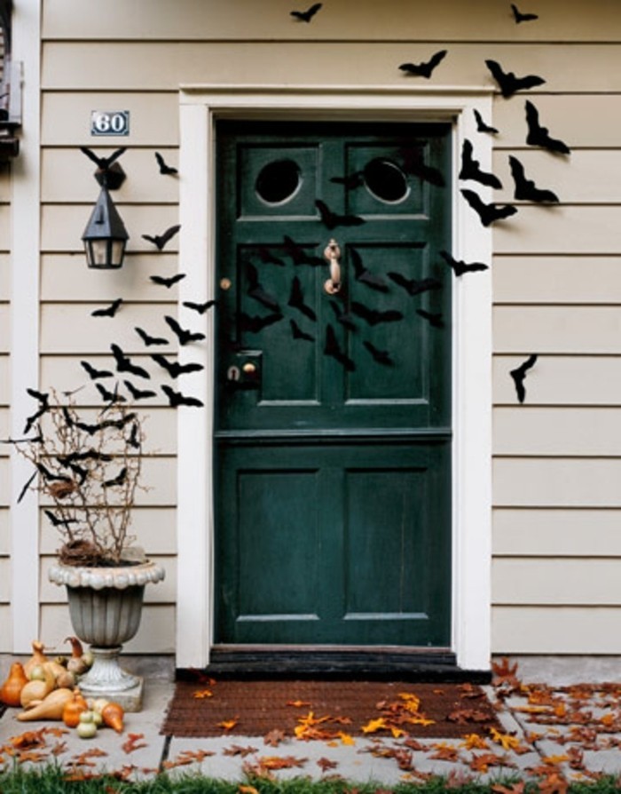 decoration-macabre-pour-votre-porte-d-entree-chauve-souris-qui-vous-accueillent-au-seuil-d-une-maison