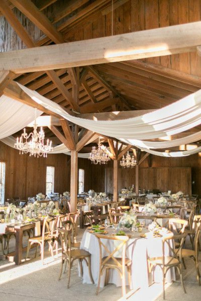 decoration-salle-de-mariage-en-bois-clair-nappe-blanche-table-de-mariage-lustre-baroque