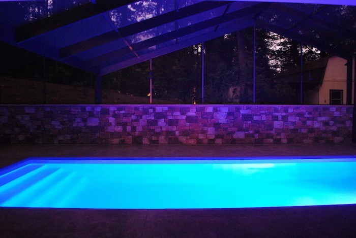 eclairage-piscine-projecteur-led-spot-éclairer-eau-bassin
