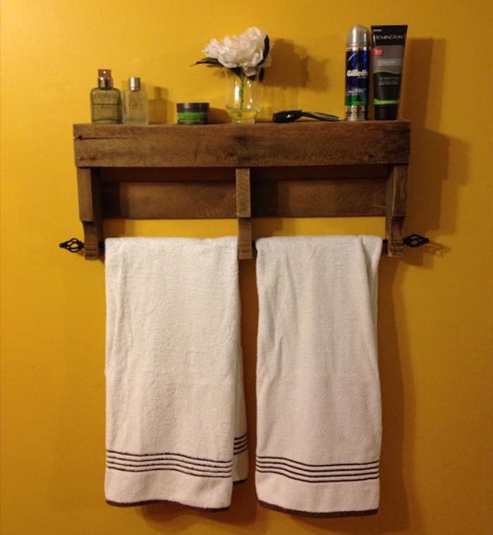 etagere-palette-idee-meubles-palettes-support-salle-bain-toilettes-idee-deco-bricoalge-pas-cher-recyclage