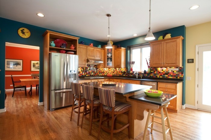 excellente-idee-couleur-peinture-cuisine-bleu-petrole-meubles-cuisine-en-bois-carrelage-multicolore