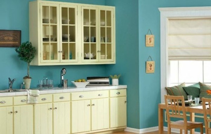 exemple-peinture-cuisine-bleue-meubles-cuisine-blanc-casse-tres-sympas-coin-repas-accueillant
