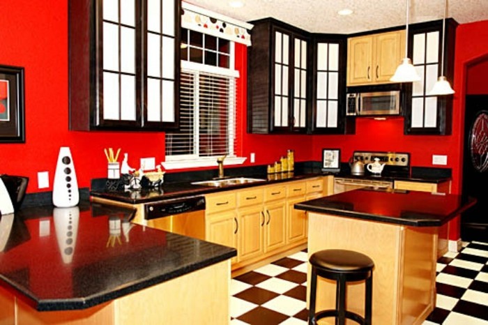 exemple-peinture-cuisine-rouge-avec-un-carrelage-en-noir-et-blanc-meubles-cuisine-en-bois