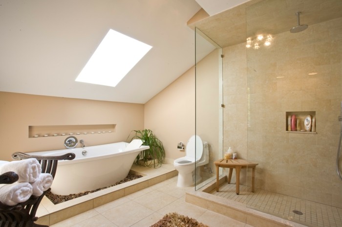 formidable-idee-salle-de-bain-beige-décor-exotique-qui-incite-à-la-rêverie-baignoire-à-poser-cabine-de-douche