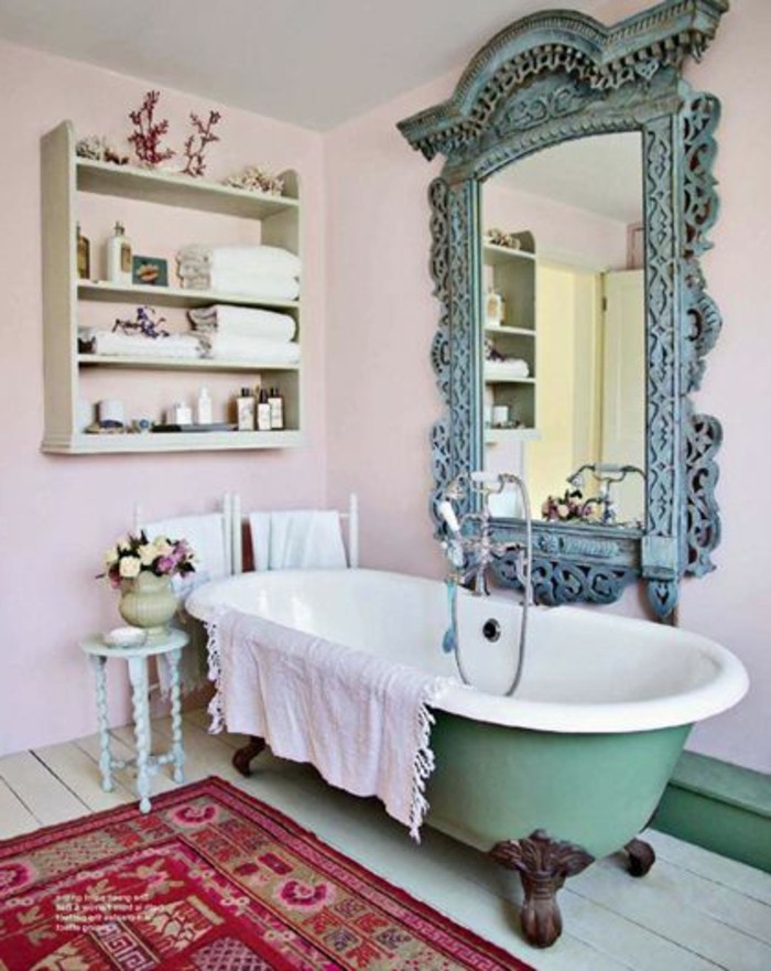 grand-miroir-ancien-cadre-bleu-baignoire-baroque-verte-tapis