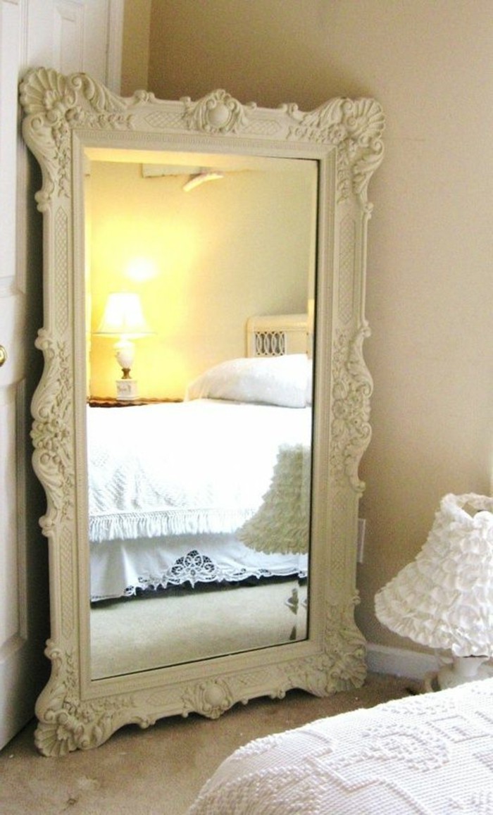 grand-miroir-ancien-cadre-ornemente-blanc-design-ancien