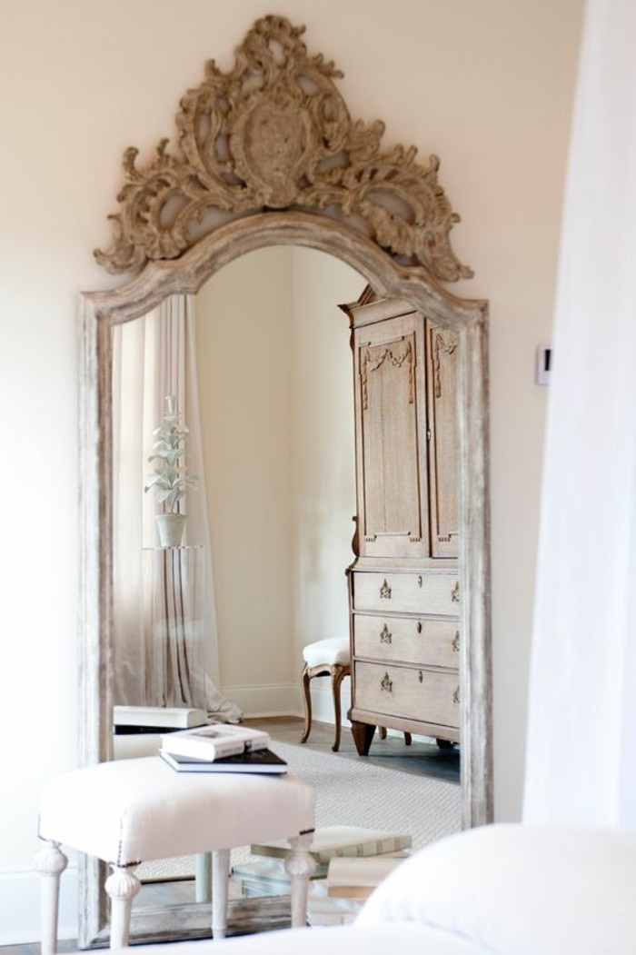 grand-miroir-ancien-cadre-ornemente-quel-miroir-pour-linterieur