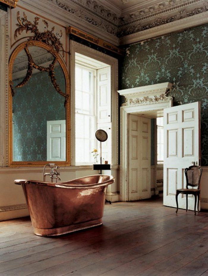 grand-miroir-ancien-interieur-original-baignoire-en-fonte