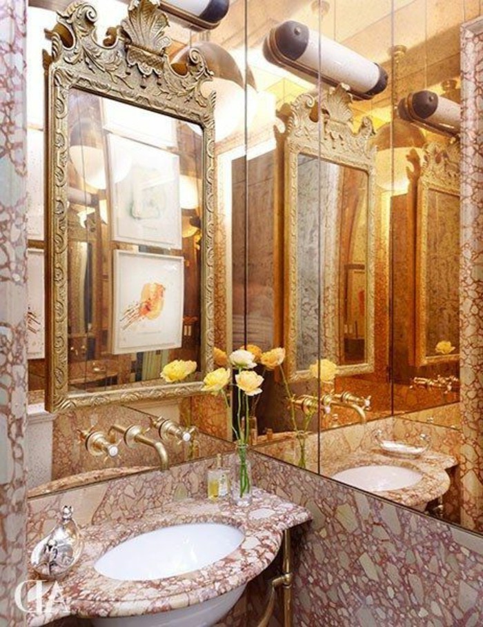 grand-miroir-ancien-salle-de-bain-style-vintage-chic-murs-en-marbre