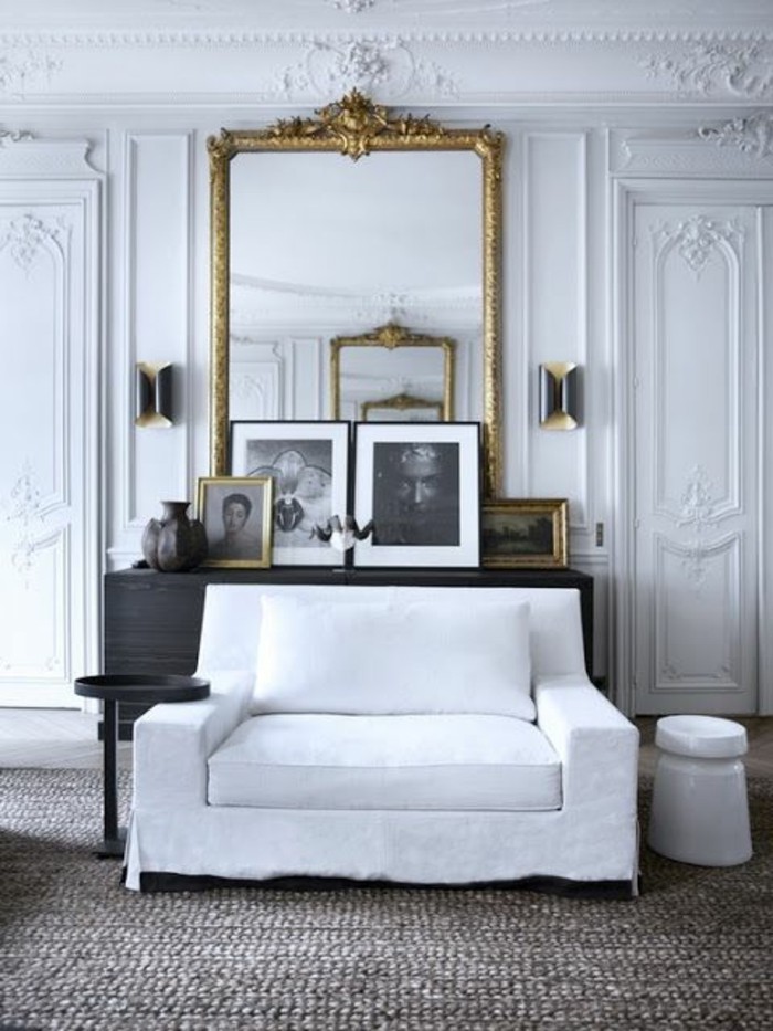 grand-miroir-ancien-sofa-blanc-interieur-gris-et-blanc