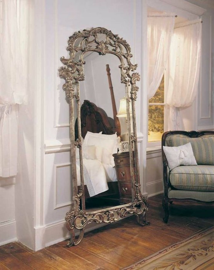 grand-miroir-ancien-sur-pied-sofa-gris-miroirs-vintage