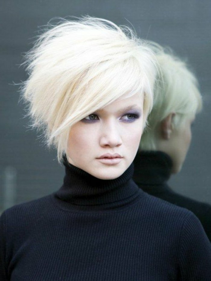 idee-coiffures-courtes-asymetrique-cheveux-blonds-idees-maquillage-yeux-verts