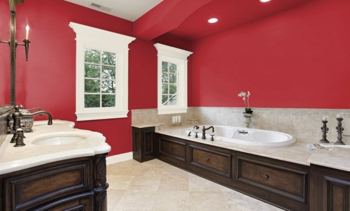 idee-couleur-salle-de-bain-rouge-baignoire-à-encastrer-double-vasque-à-encastrer-robinetterie-design-raffiné-déco-style-vintage