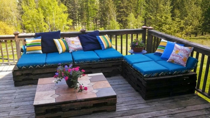 idee-diy-terrasse-amenagee-avec-des-meubles-en-palette-canape-en-palette-table-basse-en-palette-vue-exceptionnelle
