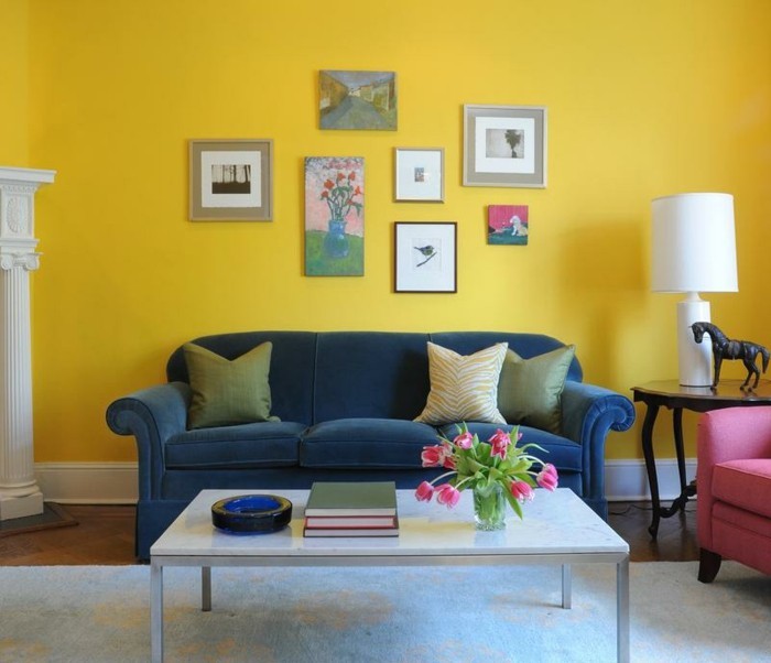 idee-peinture-salon-jaune-sofa-bleu-deco-murale-interessante-table-blanche