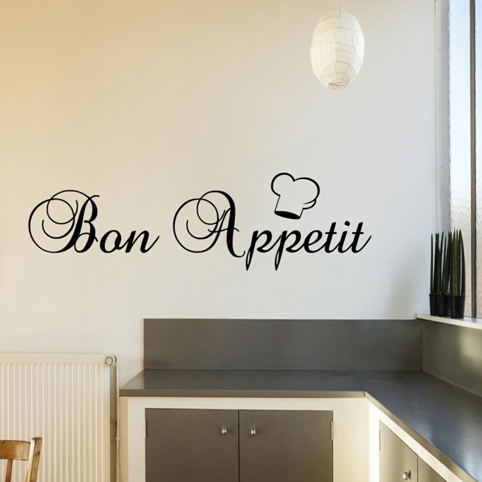 idee-tres-originale-couleur-peinture-cuisine-blanc-cassé-avec-un-sticker-mural-bon-appetit