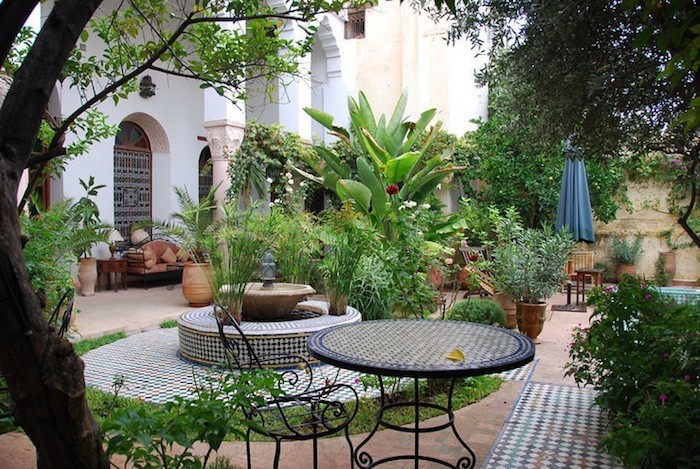 jardin-mediterraneen-arabe-idee-deco-design-cheminee-decoration-mosaique-exterieur