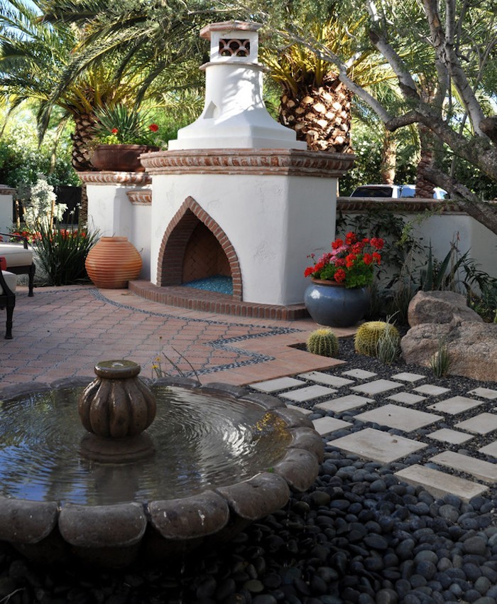 jardin-mediterraneen-arabe-idee-deco-design-cheminee-exterieur