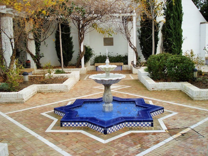 jardin-mediterraneen-espagne-andalousie-idee-deco-design-decoration-fontaine-exterieur