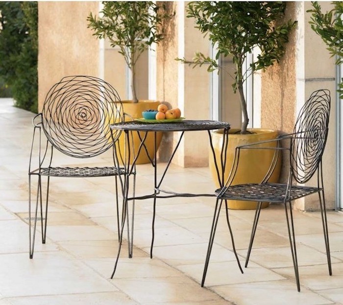 jardin-mediterraneen-france-francais-provence-procencal-idee-deco-design-chaises-tables-objet-decoration