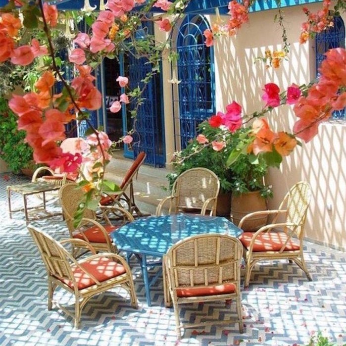 jardin-mediterraneen-grec-grece-style-idee-deco-design-fleurs-blanc-bleu