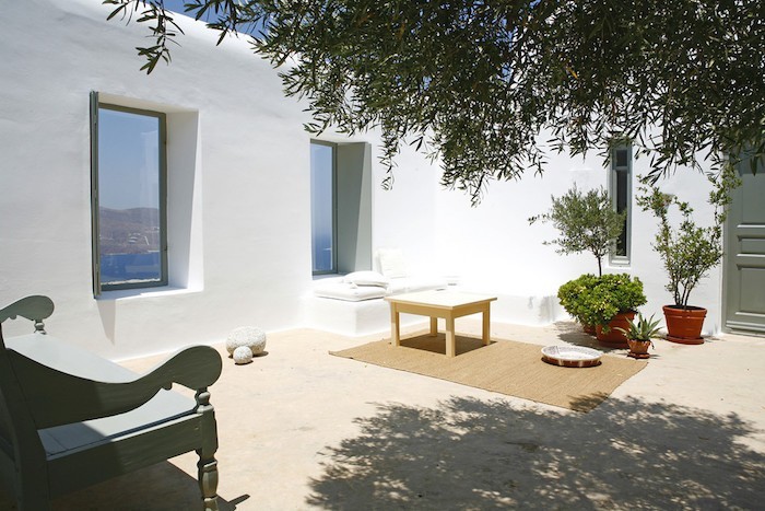jardin-mediterraneen-grec-grece-style-idee-deco-design-plantes-blanc-moderne-minimaliste-chaux