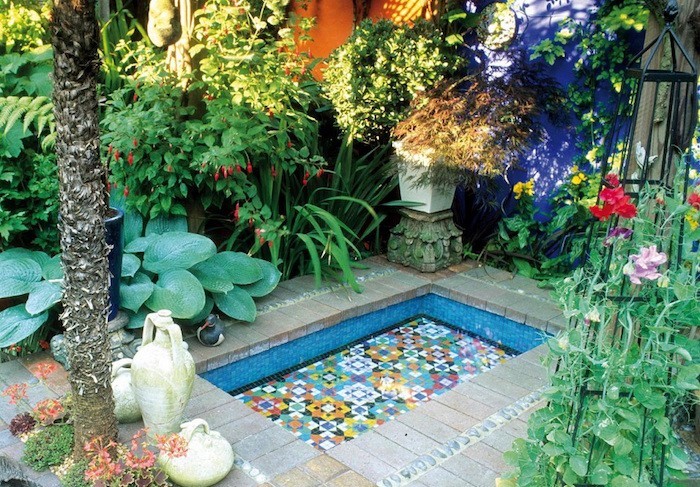 jardin-mediterraneen-idee-deco-design-plantes-fleurs-mosaique