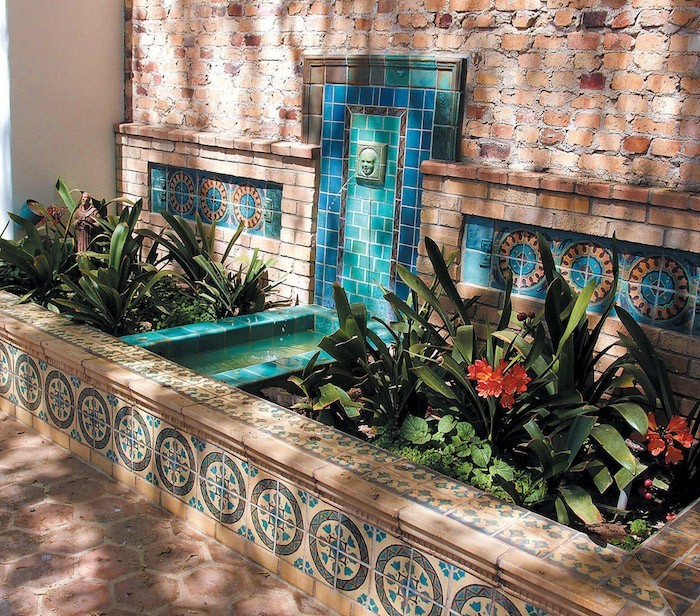 jardin-mediterraneen-oriental-maroc-idee-deco-design-fontaine-murale-mosaique-bassin