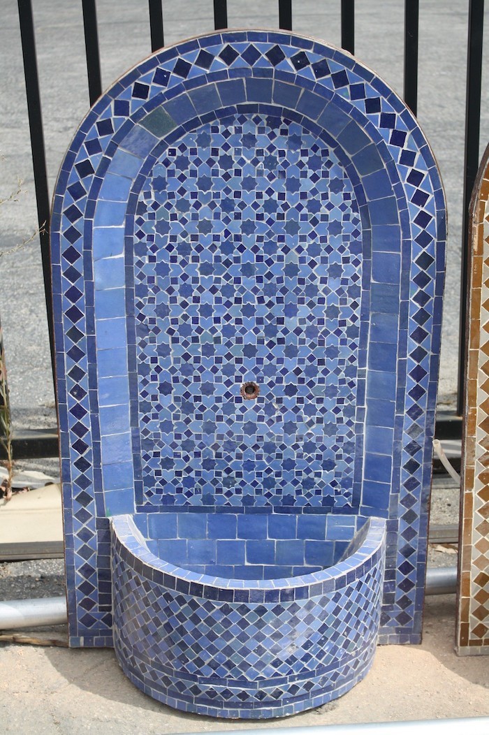 jardin-mediterraneen-oriental-maroc-idee-deco-design-fontaine-murale-mosaiques