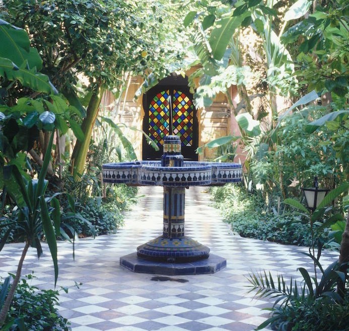jardin-mediterraneen-oriental-maroc-idee-deco-design-mosaique-fontaine