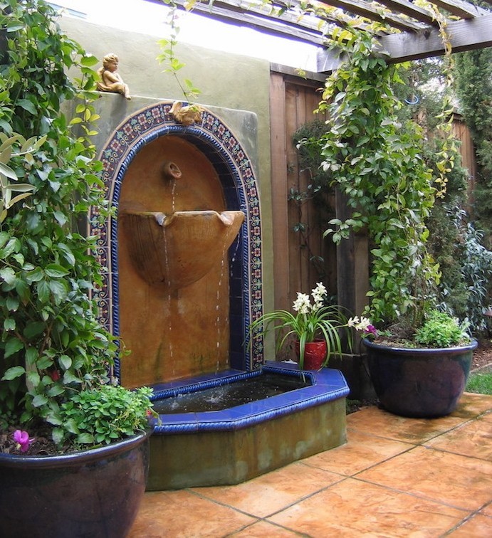 jardin-mediterraneen-oriental-maroc-idee-deco-design-mosaique-fontaine-mur