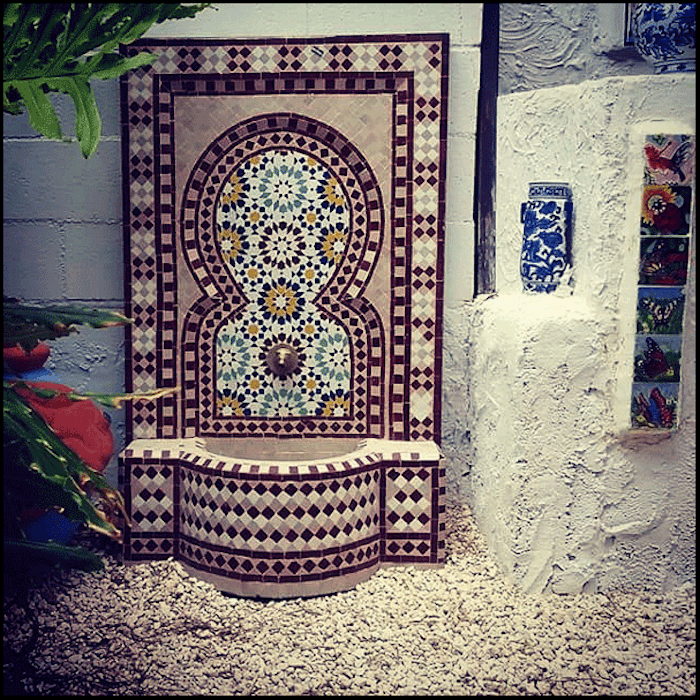 jardin-mediterraneen-oriental-maroc-idee-decoration-design-fontaine-murale-mosaique