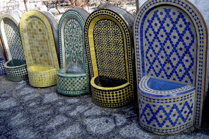 jardin-mediterraneen-oriental-maroc-idee-decoration-design-mosaiques-fontaine