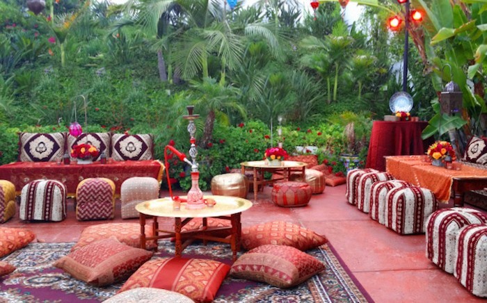 jardin-mediterraneen-oriental-marocain-idee-deco-design-amenagement-objet-chaises-accessoire