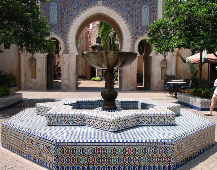 jardin-mediterraneen-oriental-marocain-idee-decoration-design-fontaine-centre-mosaique