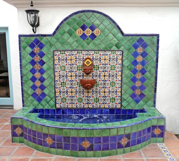 jardin-mediterraneen-oriental-marocain-idee-decoration-design-fontaine-murale-mosaique
