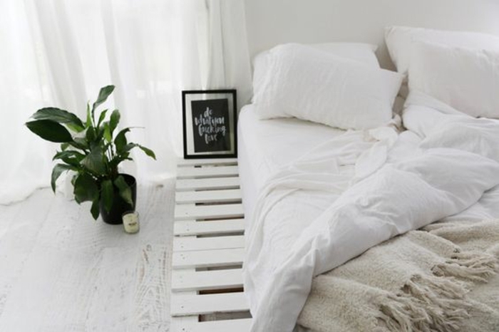 magnifique-idee-lit-en-palette-decor-scandinave-lit-en-palette-blanc-couverure-de-lit-blanche-murs-blancs