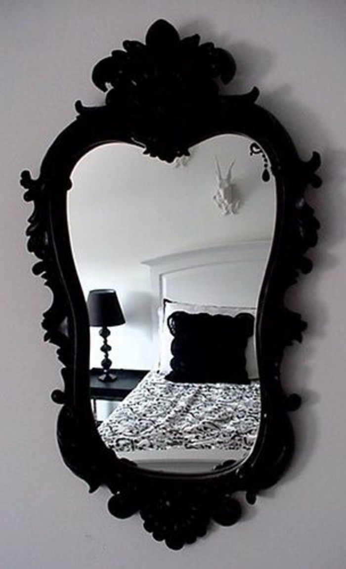 miroir-grand-format-noir-cadre-gris-mur