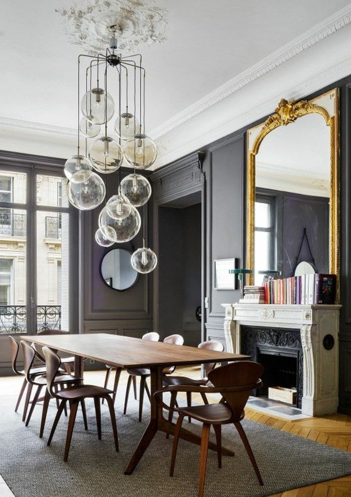 miroir-grand-format-table-chaises-en-bois-cheminee-lustre-merveilleux