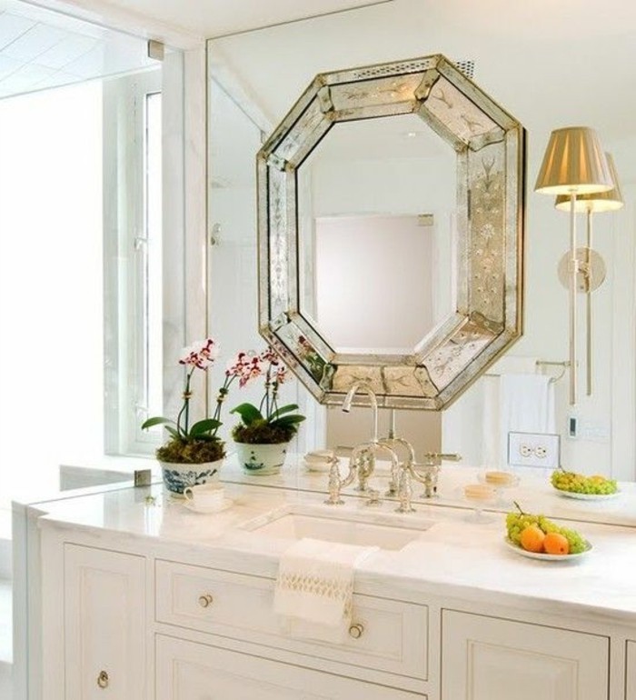 miroir-salle-de-bain-cadre-tres-chic-et-moderne-pres-du-lavabo-une-assiette-avec-des-fruits