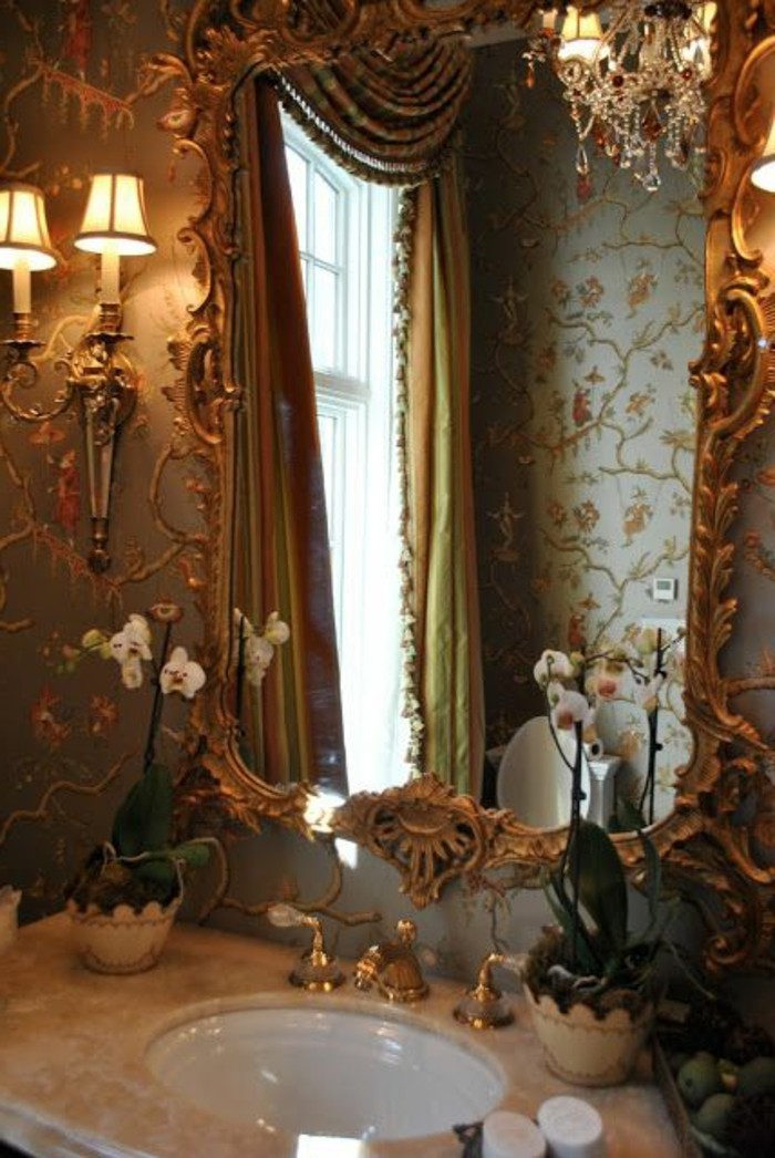 miroir-salle-de-bain-vieux-style-de-belles-fleurs-pres-du-lavabo
