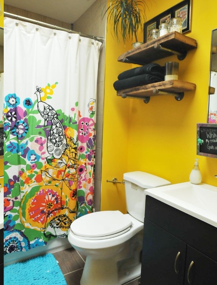 couleur de peinture salle de bain jaune et rideau salle de bain en couler, etageres salle de bain bois brut