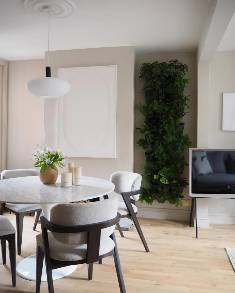 murs beige mur vegetal table manger marbre peinture salon moderne plancher bois