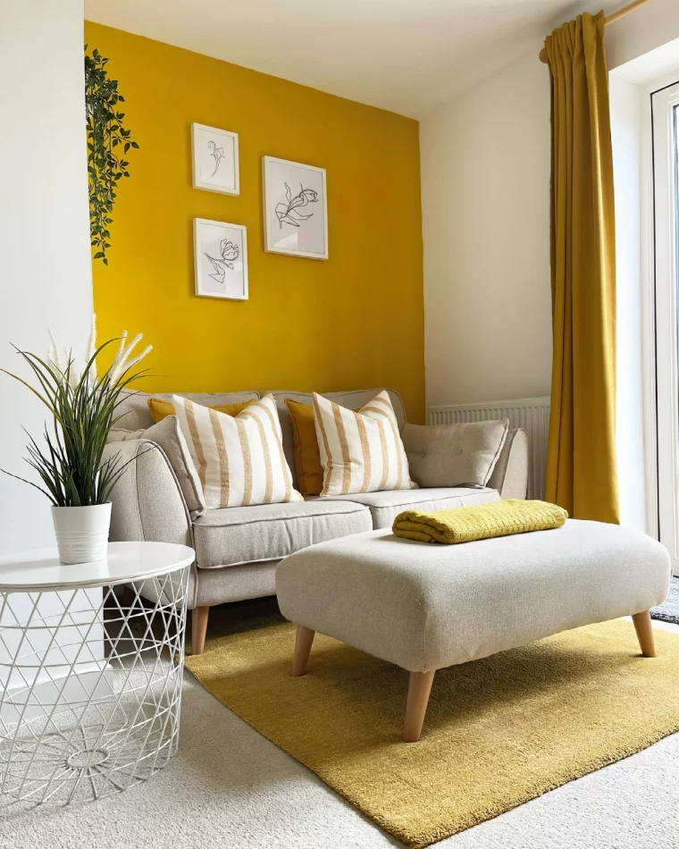 pan de mur jaune moutarde plante tombante table ronde blanche